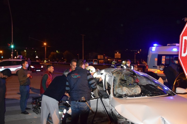 Kumluca’da feci kaza: 3 ölü, 4 yaralı 

Antalya’da iki otomobilin kavşakta çarpışması sonu meydana gelen trafik kazasında 3 kişi öldü, 4 kişi yaralandı

Detaylar==-https://www.batiakdeniztv.com/asayis/kumlucada-feci-kaza-3-olu-4-yarali-h25378.html

BATI AKDENiZ GAZETESi