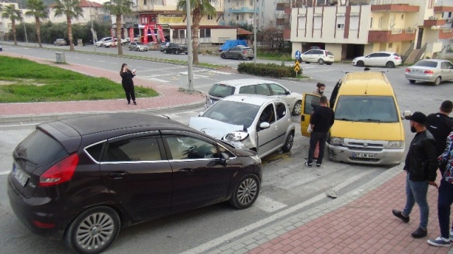 Antalya’da 3 aracın karıştığı ve araçlarda büyük hasarın meydana geldiği zincirleme kazada şans eseri yaralanan olmadı. Kaza anı güvenlik kameraları tarafından da kaydedildi.

Detaylar==-https://www.batiakdeniztv.com/asayis/zincirleme-kaza-ucuz-atlatildi-h26088.html

BATI AKDENiZ GAZETESi