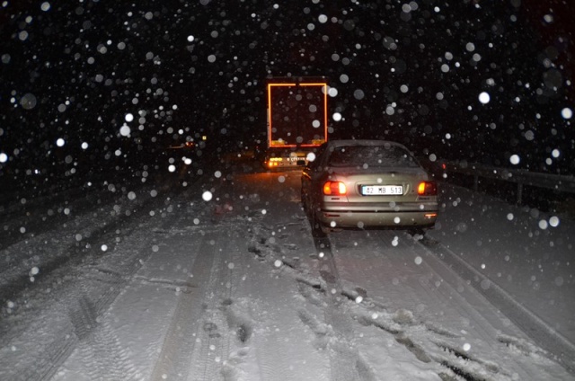 Antalya’da kar yağışı başladı Antalya-Konya karayolunda kar yağışı etkili oluyor. Antalya’yı Konya’ya bağlayan Akseki-Seydişehir Karayolu’nun 1825 metre rakımlı Alacabel Mevkisi’nde gece saat 21.00 civarında başlayan kar yağışı aralıksız olarak devam ediyor.

Detaylar==-https://www.batiakdeniztv.com/genel/antalyada-kar-yagisi-basladi-h26292.html

BATI AKDENiZ GAZETESi
