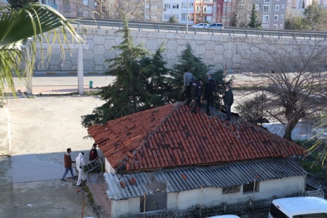 Antalya’da müstakil evin tavan arasında 3-4 aylık olduğu değerlendirilen bir erkeğe ait iskelet sistemi bulundu. Polis ekipleri kazma ve balyozla çatıdaki kiremit ile tahtaları kırarak cesede ulaşabildi.

Detaylar==-https://www.batiakdeniztv.com/asayis/tavan-arasindaki-cesede-polis-kazma-ve-balyozla-ulasti-h26344.html

BATI AKDENiZ GAZETESi
