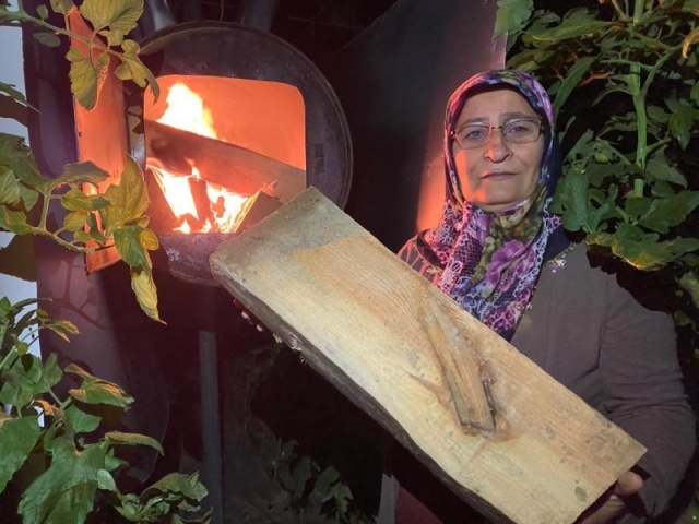 Antalya Aksu’da kadın çiftçiler soğuk hava sebebiyle ürünlerinin donmaması için sabaha kadar seralarda nöbet tuttular.

Detaylar==-https://www.batiakdeniztv.com/genel/kadin-ciftcilerin-zirai-don-nobeti-h26352.html

BATI AKDENiZ GAZETESi
