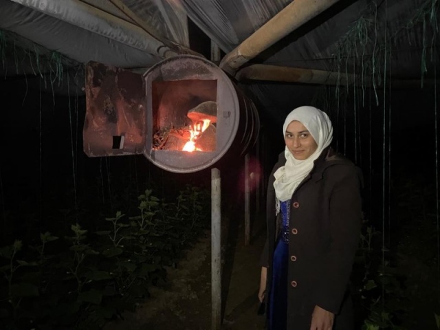 Antalya Aksu’da kadın çiftçiler soğuk hava sebebiyle ürünlerinin donmaması için sabaha kadar seralarda nöbet tuttular.

Detaylar==-https://www.batiakdeniztv.com/genel/kadin-ciftcilerin-zirai-don-nobeti-h26352.html

BATI AKDENiZ GAZETESi