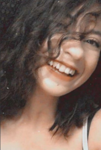 Antalya’da 4 aydır kayıp olarak aranan 20 yaşındaki genç kadın, bir evin çatısında ölü olarak bulundu. Genç kadının kimliği ise annesinin kan örneğinden tespit edildi. Ölen genç kadının 1 çocuk annesi Mervenur Polat olduğu ortaya çıktı. Olayla ilgili 6 kişi gözaltına alındı.

Detaylar==-https://www.batiakdeniztv.com/asayis/dort-aydir-kayip-genc-kadinin-cesedi-asansor-dairesinde-taninmaz-h26898.html

BATI AKDENiZ GAZETESi