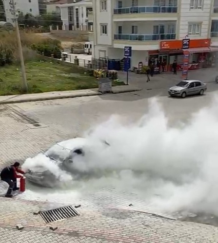 Antalya’nın Alanya ilçesinde hareket halinde alev alan otomobil, vatandaş tarafından yangın tüpleriyle söndürüldü. Otomobil, kullanılamaz hale geldi.

Detaylar==-https://www.batiakdeniztv.com/asayis/hareket-halinde-alev-alan-otomobili-vatandaslar-sondurdu-h27366.html

BATI AKDENiZ GAZETESi