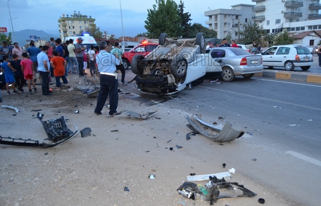 Kumluca'da Feci Kaza 6 yaralı