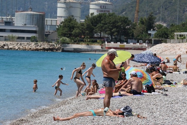 Dünyaca ünlü sahil tek kısıtlama gününde turistlere kaldı